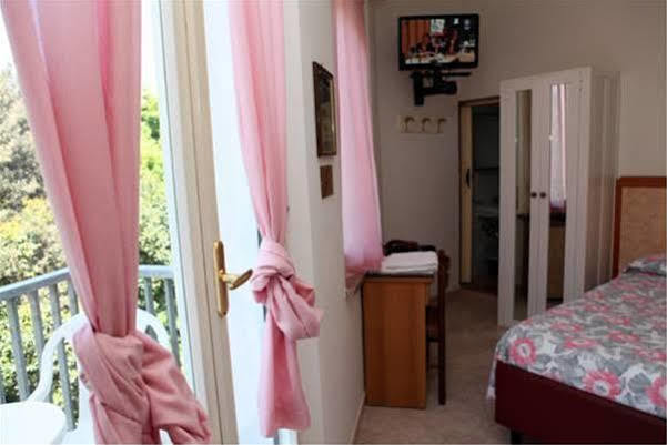 Hotel Parigi ريميني المظهر الخارجي الصورة